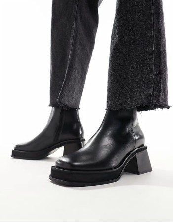 L inside zip boot in black leather