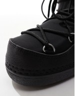 snow boots in black